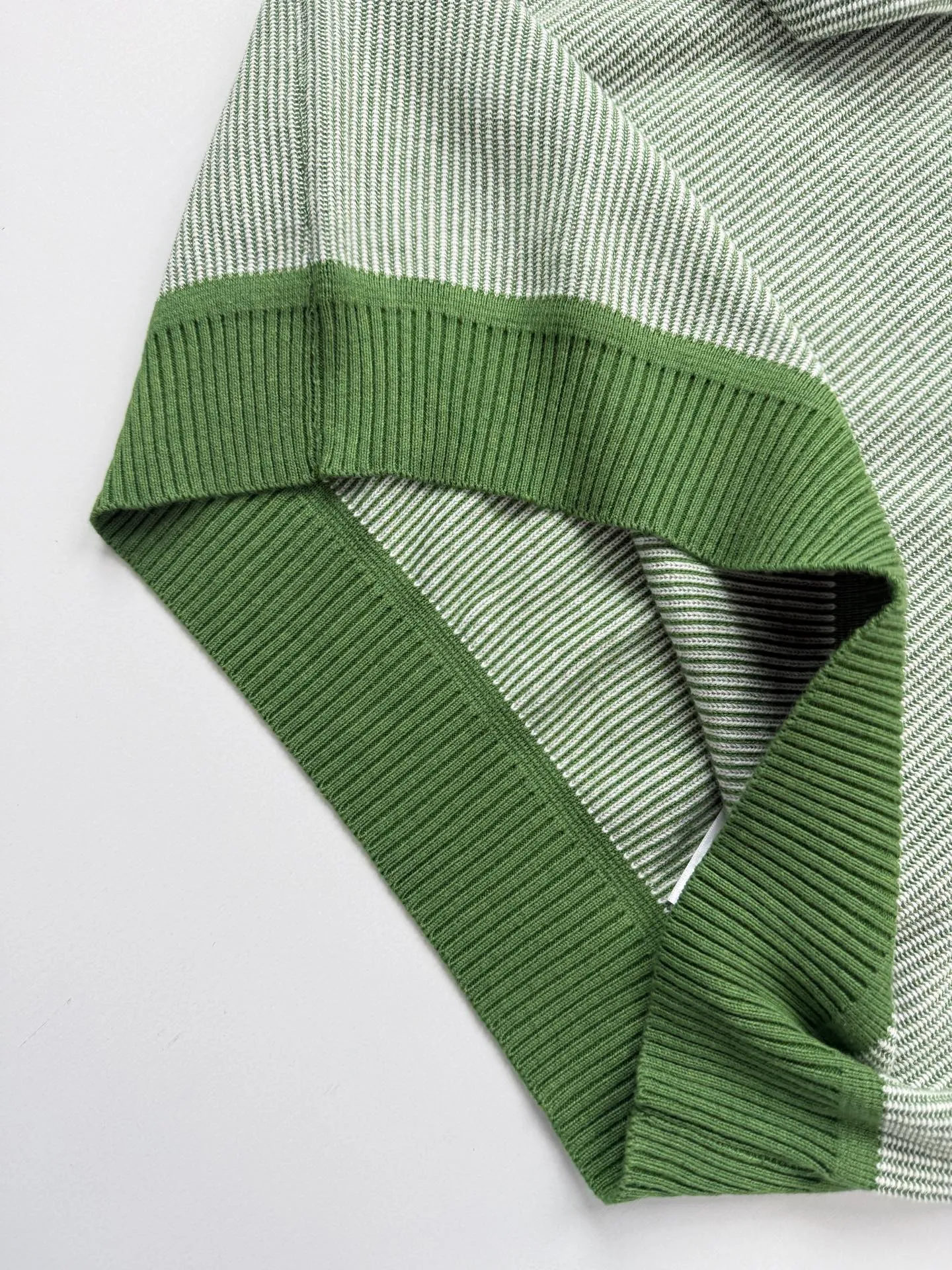 Moncle*/ ， ， 、 、 ， 、 、 ； ， 、 logo ； 、 1:1 ， 。 、 、 。 Size：S/M/L/XL